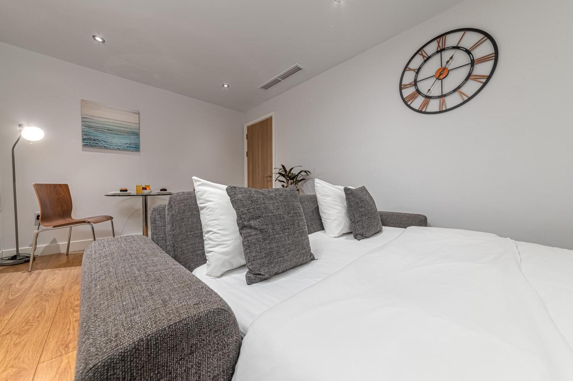 פארנבורו Hq Aparthotel Farnborough מראה חיצוני תמונה