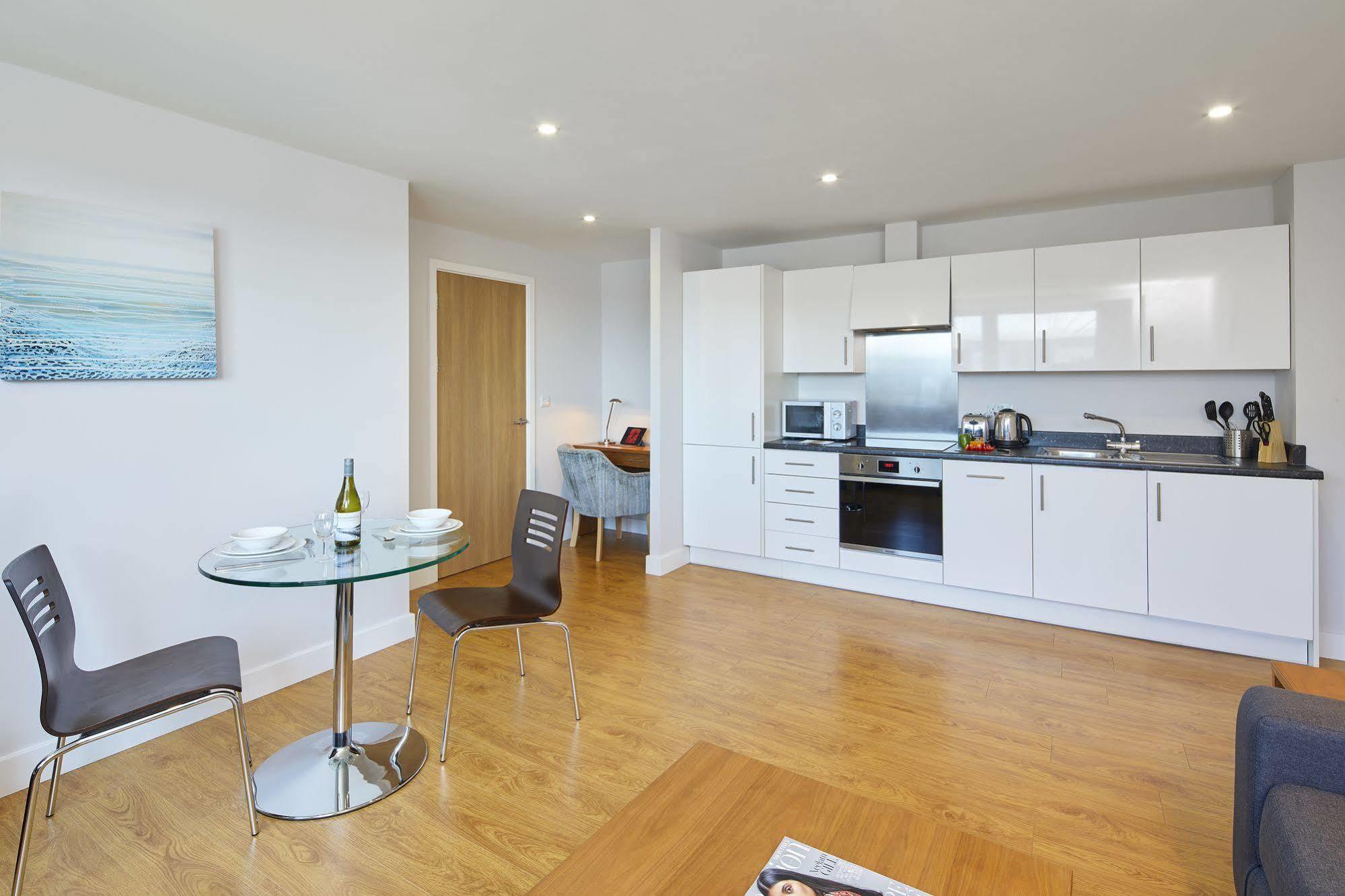 פארנבורו Hq Aparthotel Farnborough מראה חיצוני תמונה